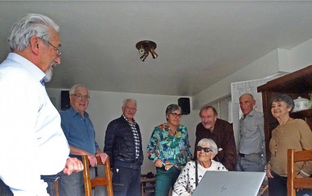 On se raconte de vieilles histoires avant de se quitter.